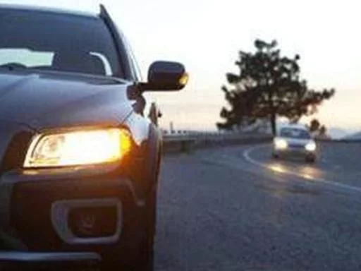 汽车闪3次大灯是什么意思？交警：“灯语”都不懂？难怪...