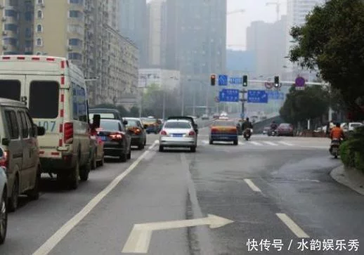 黄灯最后一秒过线，是走还是停留？交警给出完美的解析