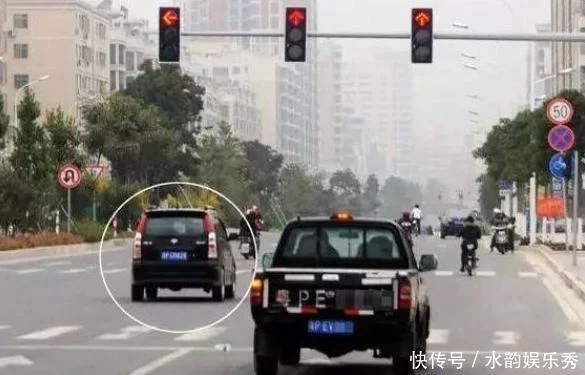 黄灯最后一秒过线，是走还是停留？交警给出完美的解析