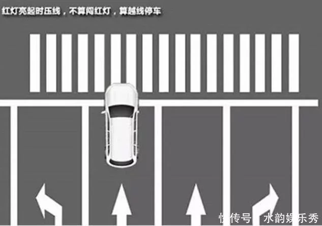 黄灯最后一秒过线，是走还是停留？交警给出完美的解析