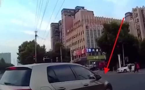 奔驰车礼让行人被逼停，交警伸张正义：罚款400，扣5分