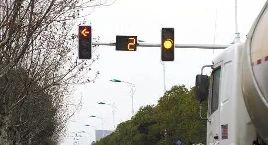安全知识】黄灯最后一秒过线，是走还是停？交警：再解
