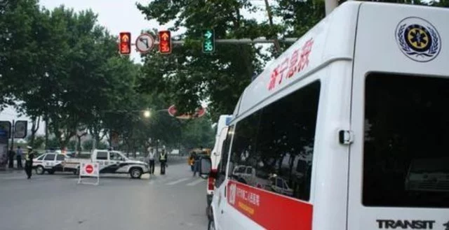 车主礼让救护车却被罚1800元扣了6分，告上法庭之后，
