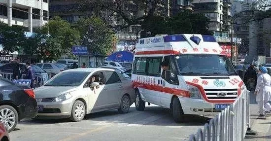 车主礼让救护车却被罚1800元扣了6分，告上法庭之后，