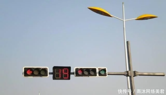 红灯允许右转却还是被扣6分？交警：别开车了，回去重考