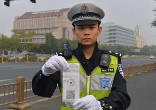 7分钟被开5张罚单，车主哭晕当地人听我一句劝，外地人
