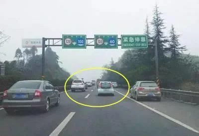 高速上开车最忌讳的4个行为，稍不留神就容易出事故，车