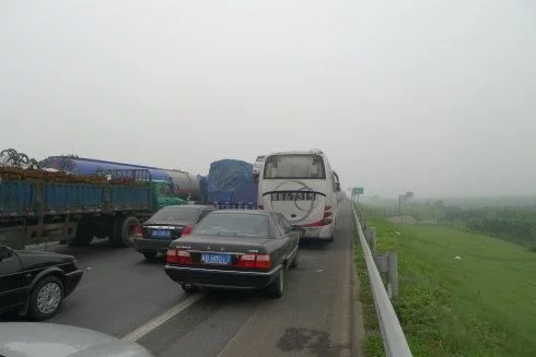 高速上开车最忌讳的4个行为，稍不留神就容易出事故，车