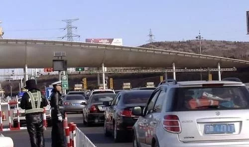 高速上开车最忌讳的4个行为，稍不留神就容易出事故，车
