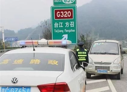 高速上开车最忌讳的4个行为，稍不留神就容易出事故，车