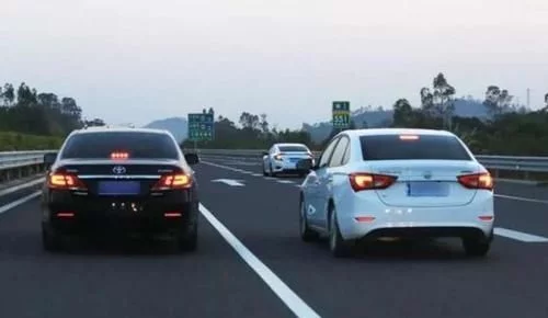 高速上开车最忌讳的4个行为，稍不留神就容易出事故，车