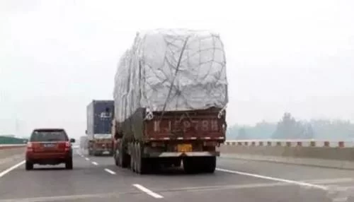高速上开车最忌讳的4个行为，稍不留神就容易出事故，车