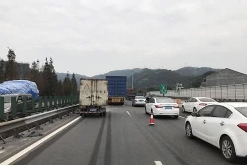 高速上开车最忌讳的4个行为，稍不留神就容易出事故，车