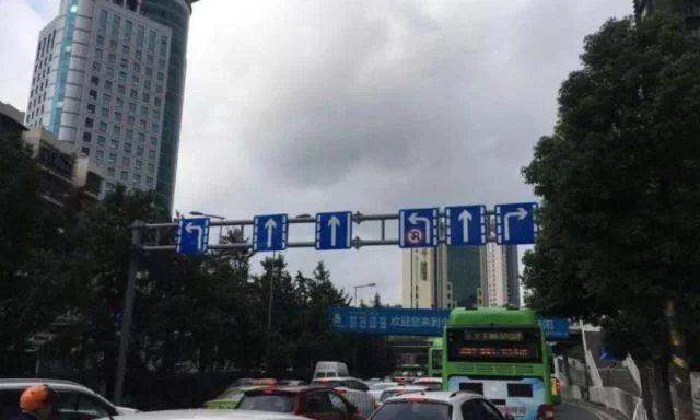 左转是红灯可不可以掉头？交警：这点知道都不懂，就不.