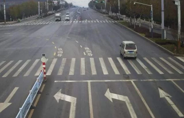 左转是红灯可不可以掉头？交警：这点知道都不懂，就不.