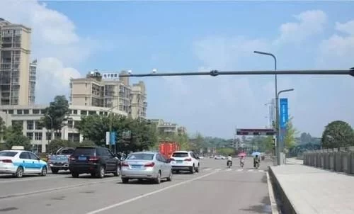 电子眼升级了！才上路就被拍，女车主：为啥拍的这么清