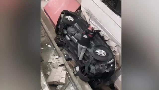 误把油门当刹车？女司机开车从楼顶一跃而下，围观路人.