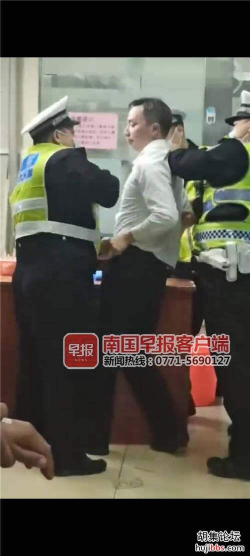广西钦州一局长疑似酒后驾车拒绝配合交警工作，当地纪