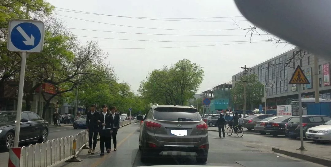 黄灯最后一秒过线，应该继续走还是停算不算闯红灯