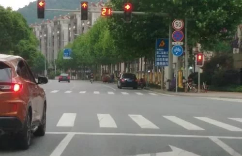 交警通知：更换新型红绿灯，车主看不懂，半个月扣掉12分