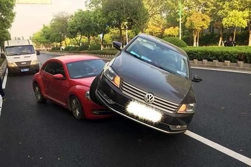 开车有这5个行为，是成"路怒症"的前兆，应立即制止！