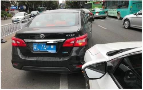 停车等绿灯是被加塞，追尾后谁负全责？交警说出权威答