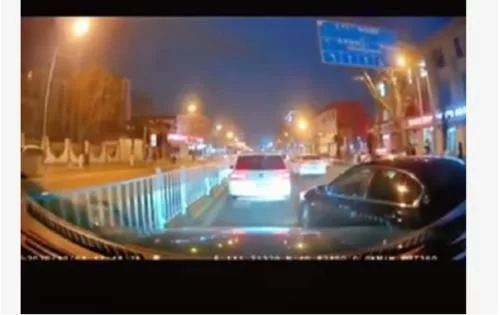 停车等绿灯是被加塞，追尾后谁负全责？交警说出权威答