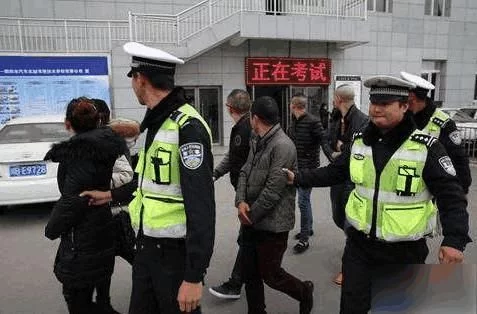 车主们注意了，以后这五类驾驶证每年必审，别等被吊销..
