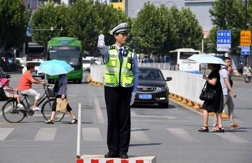绿灯直行被扣6分，车主不服，交警你这样人该罚，谁说情