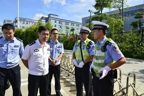 绿灯直行被扣6分，车主不服，交警你这样人该罚，谁说情