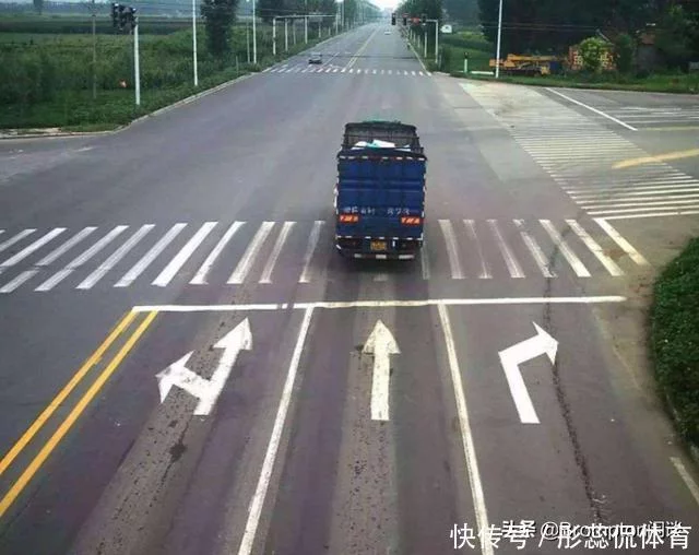 右转不用等红灯，为什么还扣我6分？交警：只因你疏忽了