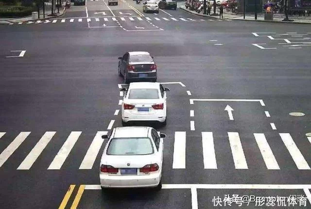 右转不用等红灯，为什么还扣我6分？交警：只因你疏忽了