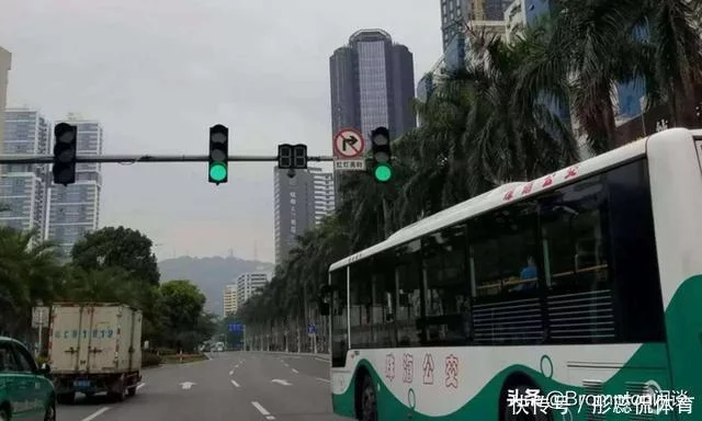 右转不用等红灯，为什么还扣我6分？交警：只因你疏忽了