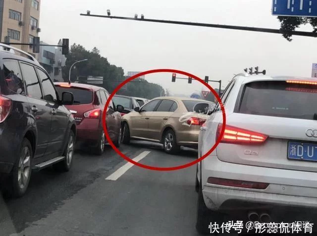 右转不用等红灯，为什么还扣我6分？交警：只因你疏忽了