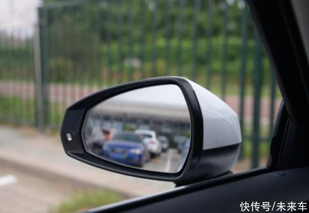 如何用后视镜判断车距？记住这个位置就对了，方法很简单