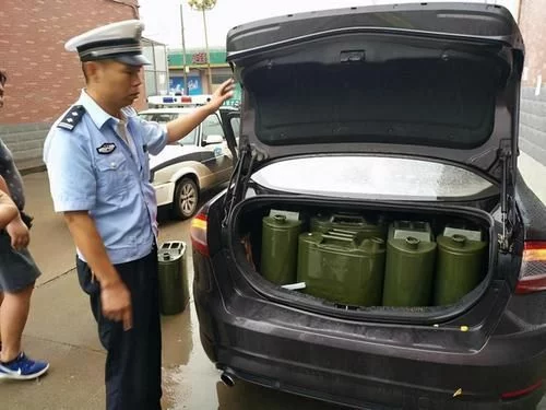 交警提醒后备箱有这4种东西趁早丢了，否则被抓到罚500