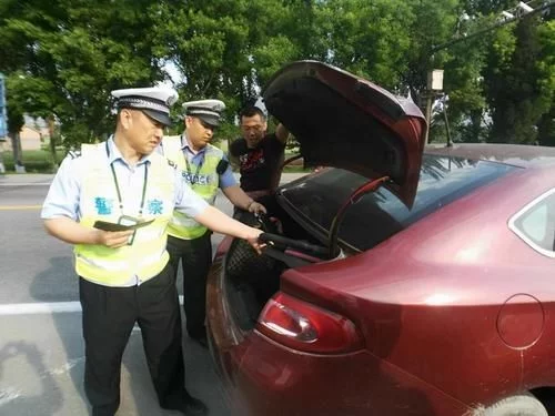 交警提醒后备箱有这4种东西趁早丢了，否则被抓到罚500