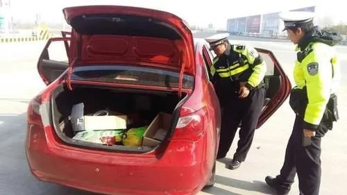 交警提醒后备箱有这4种东西趁早丢了，否则被抓到罚500