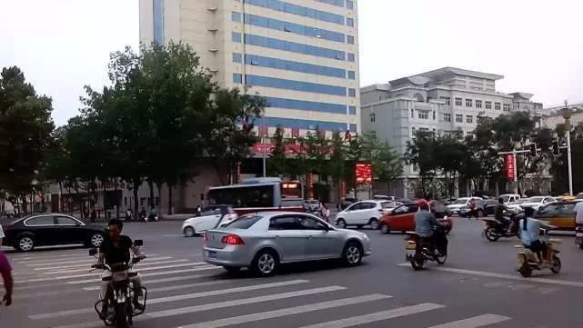 后车大灯闪三下是什么意思？不懂以下汽车灯语的，都是..