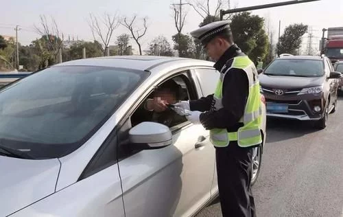 交警查车时为什么先摸一下车尾很多新手都不清楚，不要..