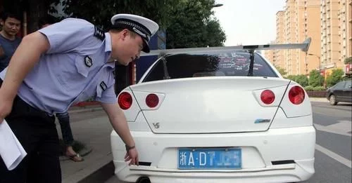 交警查车时为什么先摸一下车尾很多新手都不清楚，不要..