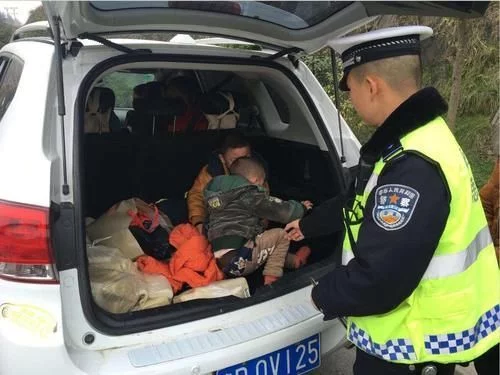 交警查车时为什么先摸一下车尾很多新手都不清楚，不要..