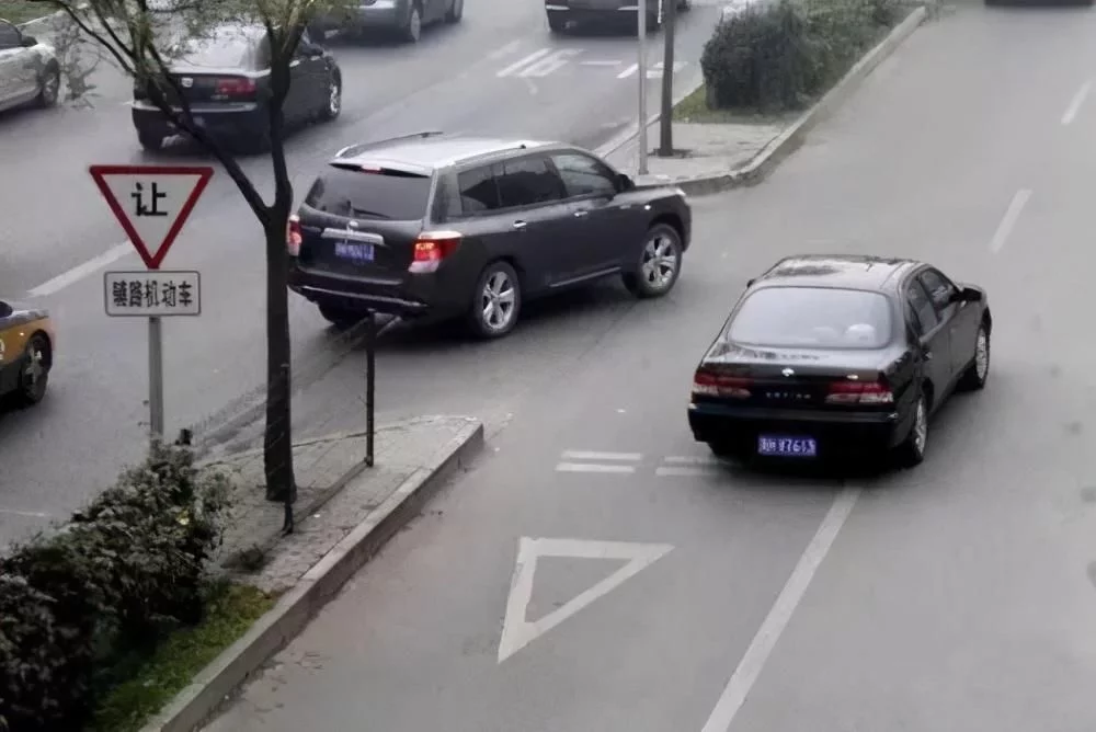 转弯不让直行，出事后竟然是直行车全责，交警这就是交规