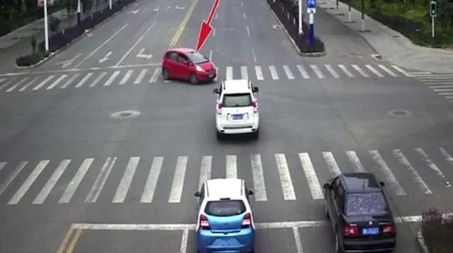 转弯不让直行，出事后竟然是直行车全责，交警这就是交规