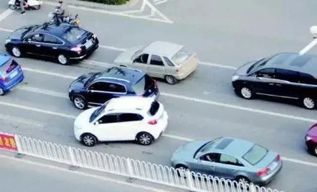 开车时这三个瞬间很重要，千万别犹豫，驾驶的习惯和意.