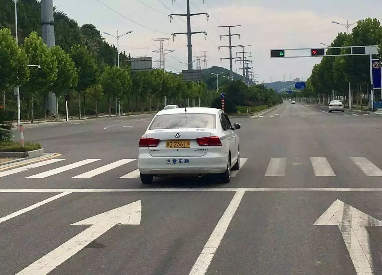 不小心闯了红灯不用慌！交警：及时这样做，就可以避免..