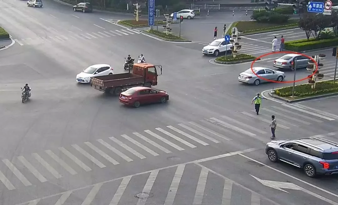 不小心闯了红灯不用慌！交警：及时这样做，就可以避免..