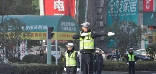车主等了10分钟还是红灯怎么办，走还是不走，交警给出