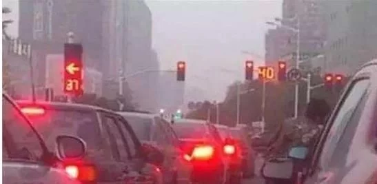 车主等了10分钟还是红灯怎么办，走还是不走，交警给出