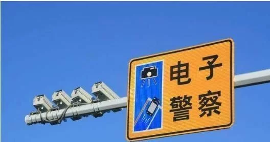 车主等了10分钟还是红灯怎么办，走还是不走，交警给出